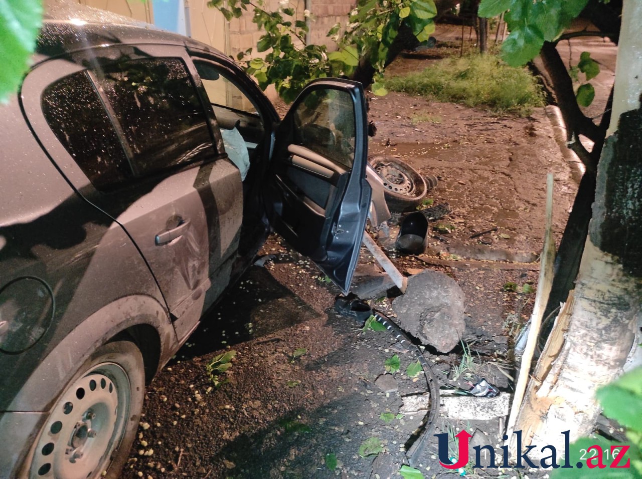 Gəncədə avtomobil evə çırpıldı - Yaralanan var (FOTOLAR)